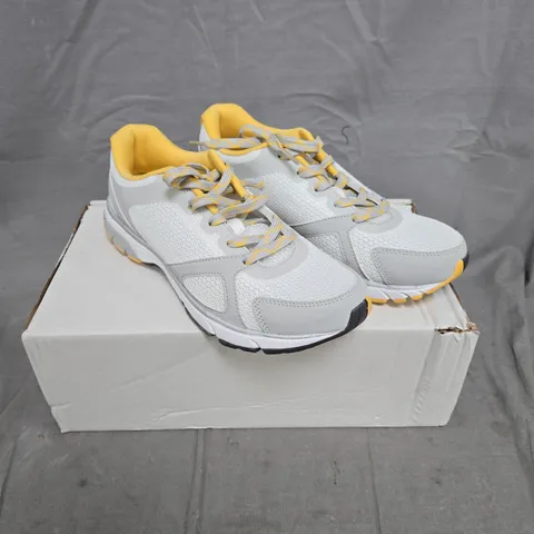PAIR OF VIONIC DRIFT TOKYO TRAINERS - 6.5