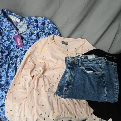 APPROXIMATELY 15 ASSORTED CLOTHING ITEMS IN VARIOUS SIZES, STYLES & COLOURS TO INCLUDE BRANDS SUCH AS ONLY, NINA LEONARD, HELENE BERMAN, ETC