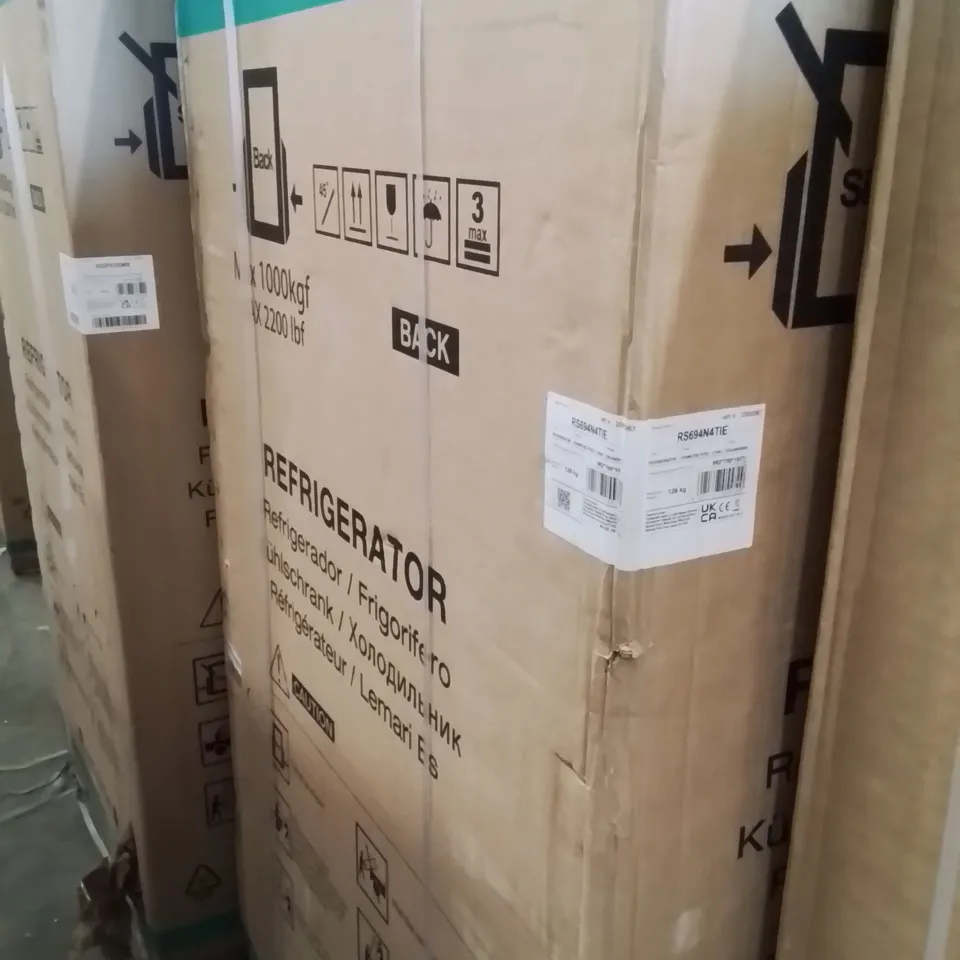 BOXED HISENSE RS694N4TIE 90CM WIDE SIDE BY SIDE, NON-PLUMBED WATER AND ICE, AMERICAN FRIDGE FREEZER - STAINLESS STEEL