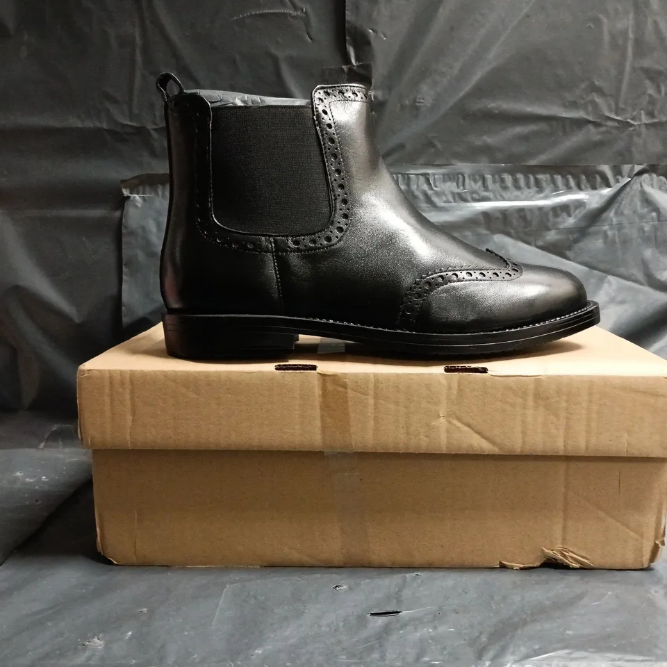 BOXED PAIR OF JD WILLIAMS SIDE-ZIP ANKLE BOOTS IN BLACK SIZE UK 8
