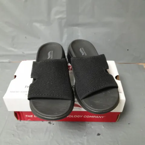 SKECHERS ARCH FIT SANDALS - BLACK - SIZE 5
