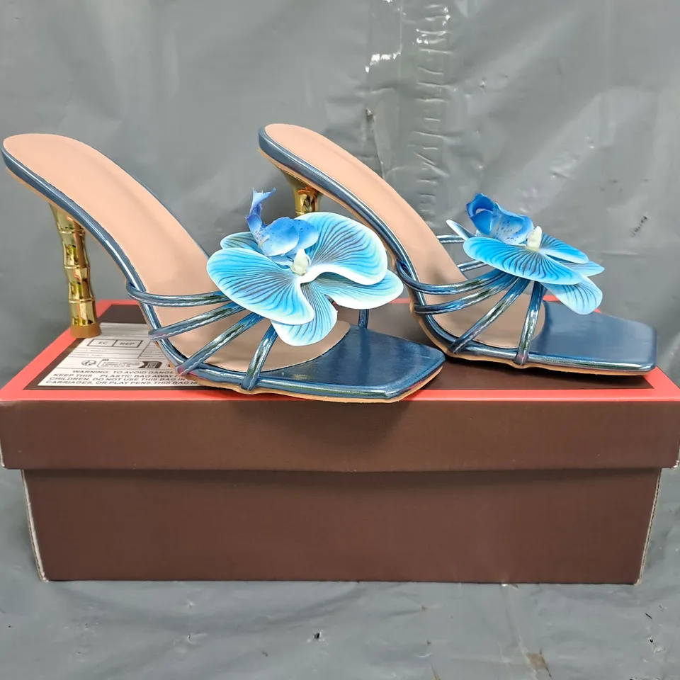BOXED PAIR OF UNBRANDED OPEN TOE SANDALS IN BLUE W. GOLD EFFECT HEEL AND FLOWER DETAIL SIZE EU 39