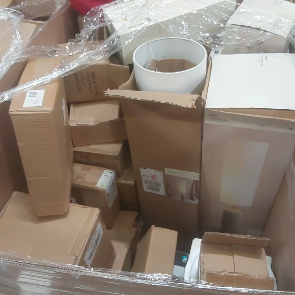 PALLET CONTAINING A VERY LARGE QUANTITY OF ASSORTED DESIGNER LIGHTING PRODUCTS TO INCLUDE: TABLE LAMP, CEILING LIGHTS, FLOOR LAMP ECT