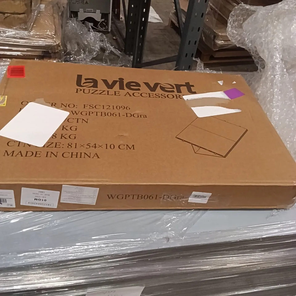 PALLET OF ASSORTED ITEMS INCLUDING - PUZZLE ACCESSORIES, DESK