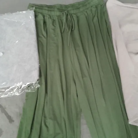 BOX OF APPROXIMATELY 10 ASSORTED CLOTHING AND FASHION ITEMS IN VARIOUS STYLES, SIZES, AND COLOURS - COLLECTION ONLY