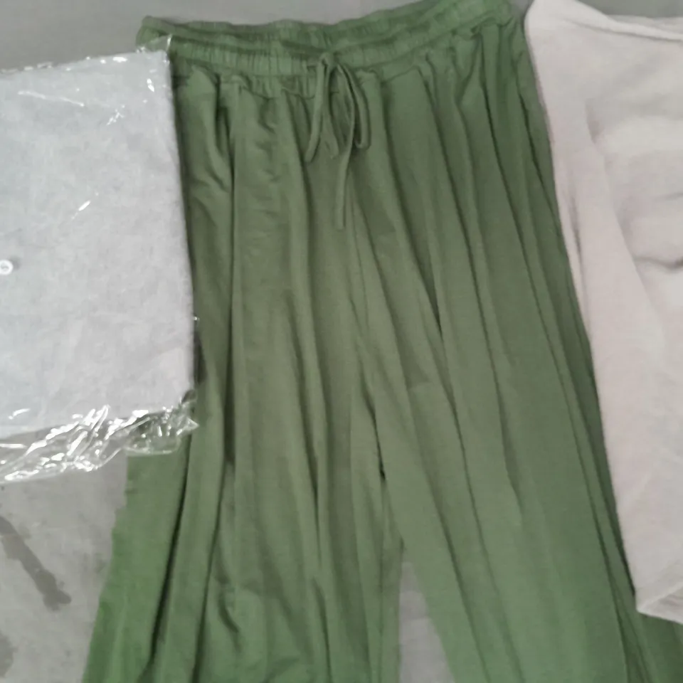 BOX OF APPROXIMATELY 10 ASSORTED CLOTHING AND FASHION ITEMS IN VARIOUS STYLES, SIZES, AND COLOURS - COLLECTION ONLY