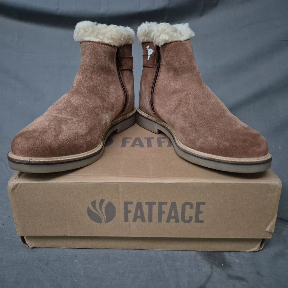 BOXED PAIR OF FAT FACE FAUX FUR LINED ANKLE BOOTS IN BROWN SIZE 7