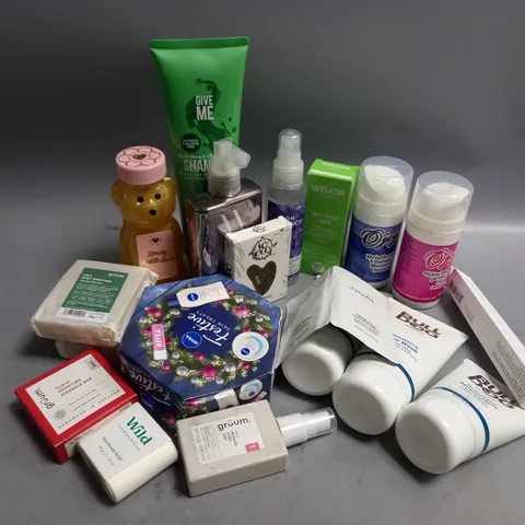 APPROXIMATELY 20 ASSORTED HEALTH AND BEAUTY PRODUCTS TO INCLUDE COLOR WOW DREAM COAT FOR CURLY HAIR, GIVE ME ALOE VERA & COCONUT OIL SHAMPOO, WELEDA SKIN FOOD LIGHT 