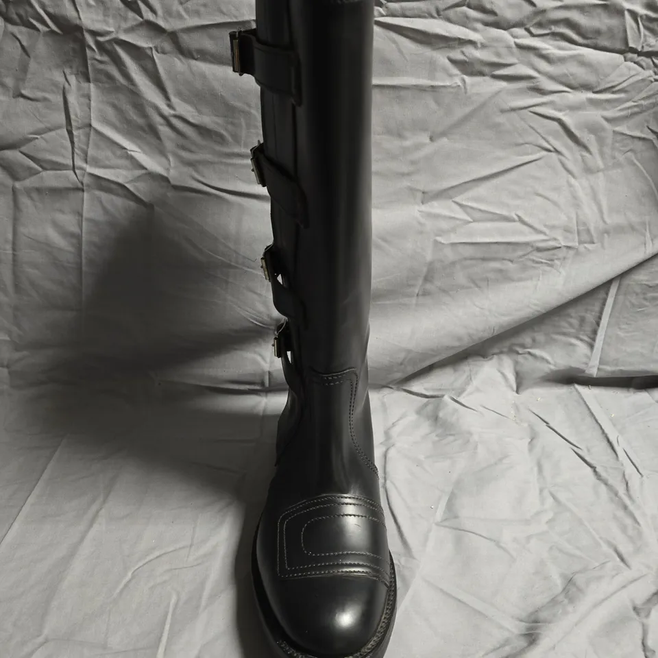 UNBOXED PAIR OF COMMANDO STYLE LEATHER BOOTS - UK SIZE UNSPECIFIED
