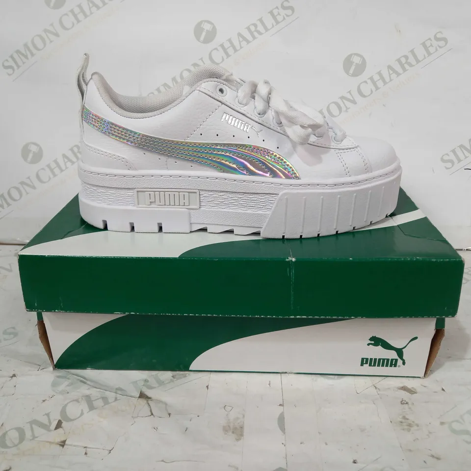 BOXED PAIR OF PUMA MAYZE TRAINERS IN WHITE/SILVER/IRIDESCENT UK SIZE 3.5