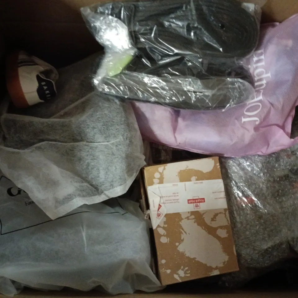 APPROXIMATELY 20 ASSORTED PAIRS OF SHOES AND FOOTWEAR ITEMS IN VARIOUS STYLES AND SIZES TO INCLUDE BRANDS SUCH AS TED BAKER, GOTHNIERO, JOEUPIN, ETC