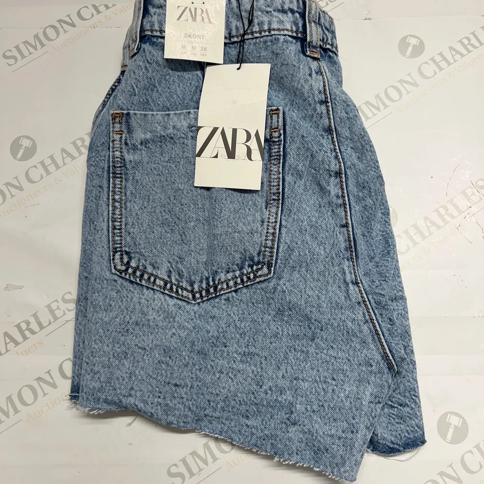 ZARA DENIM DISTRESSED SHORTS IN BLUE WASH SIZE M
