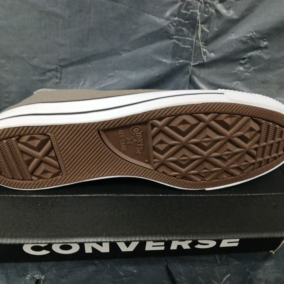BOXED PAIR OF CONVERSE CHUCK HIGH TOP SHOES - UK SIZE 8.5