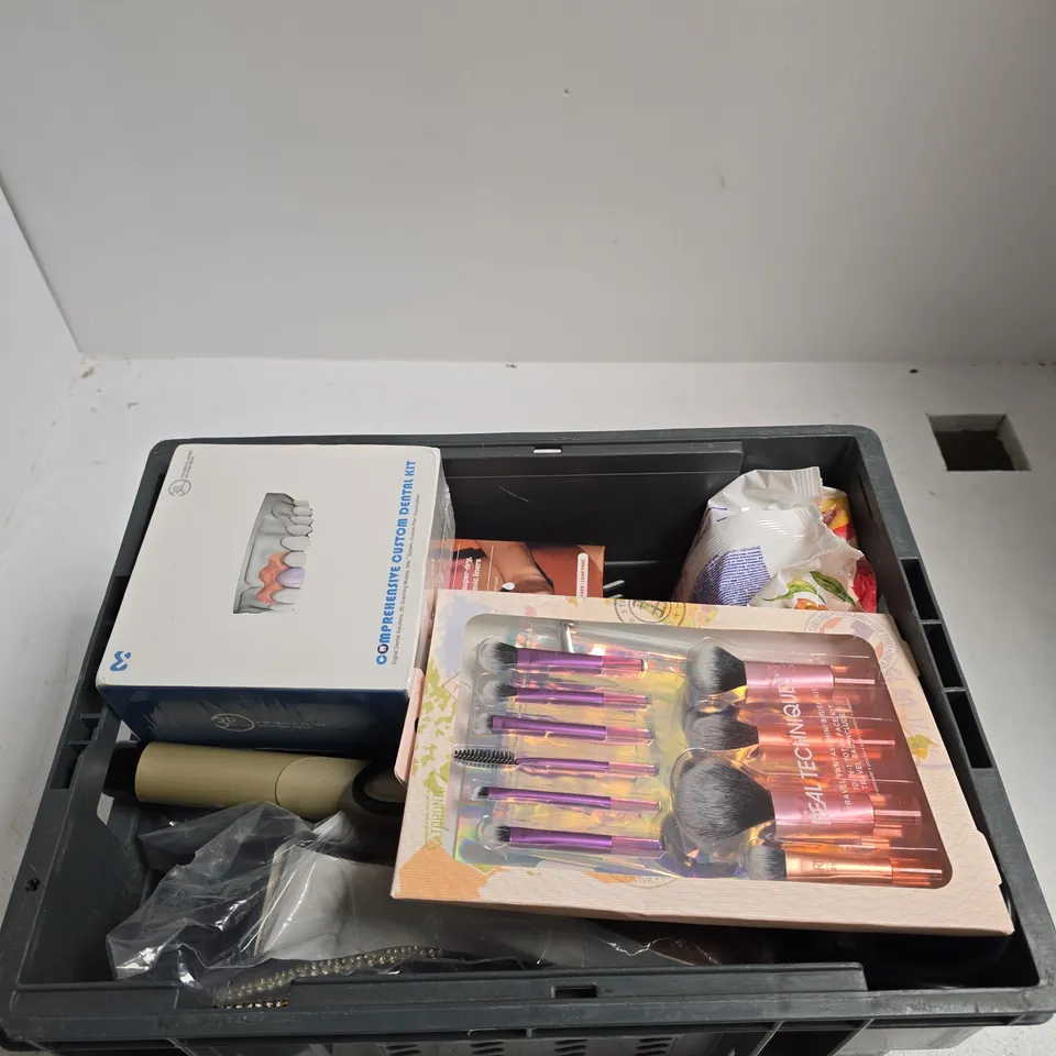 TOTE OF APPROXIMATELY 10 ASSORTED PRODUCTS INCLUDING A WAVY CHIC HAIR CURLER, WHITE DAY WET WIPES AND REAL TECHNIQUES TRAVEL FANTASY MINI BRUSH KIT
