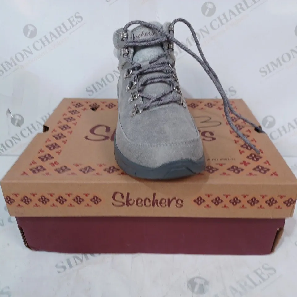 BOXED SKECHERS SYNERGY WARM TECH BOOTS, GREY - SIZE 5 