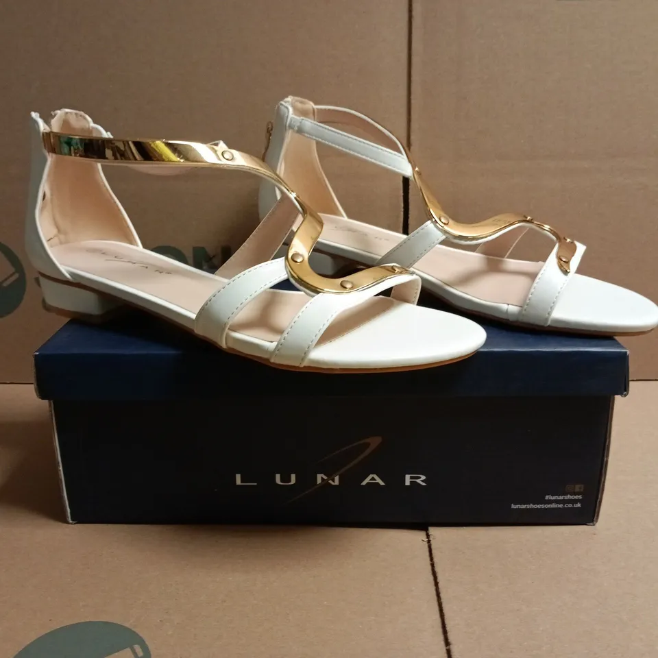 BOXED PAIR OF LUNAR GIRONA OPEN TOE LOW HEEL SANDALS IN WHITE SIZE EU 39