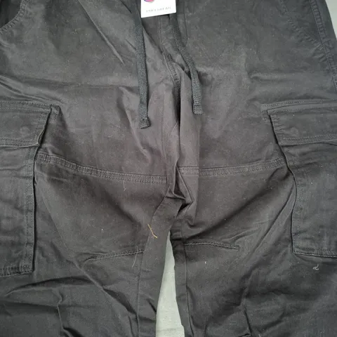 PULL & BEAR STANDARD FIT CARGO TROUSERS IN BLACK SIZE XL