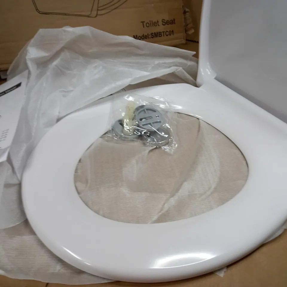 BOXED STOREMIC WHITE TOILET SEAT WITH FIXTURES/FITTINGS