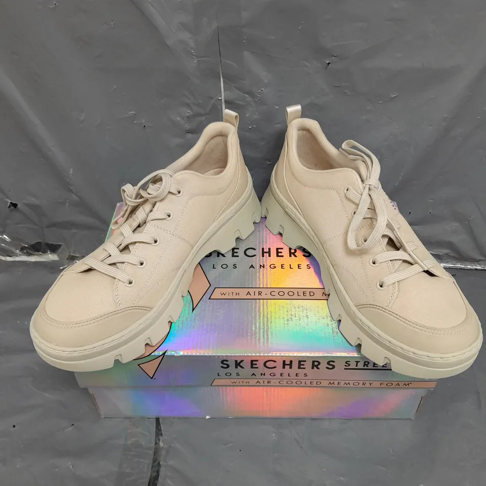 BOXED PAIR OF SKECHERS STREET MEMORY FOAM TRAINERS IN OFF WHITE SIZE 6