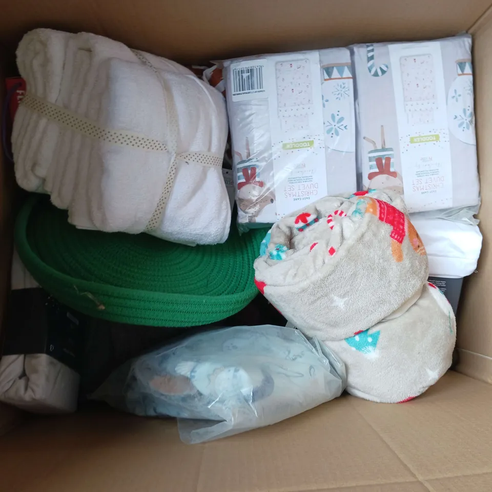 BOX OF APPROXIMATELY 15 ASSORTED BEDDING AND SOFT FURNISHING ITEMS TO INCLUDE - DUVET SETS, FITTED SHEETS, AND THROW PILLOW ETC. 