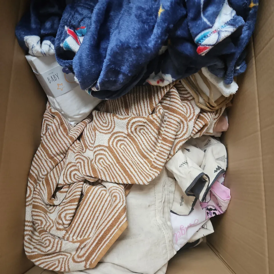 BOX OF APPROXIMATELY 12 ASSORTED BEDDING & SOFT FABRICS ITEMS TO INCLUDE DUVET SET - TOWEL - PILLOWCASES