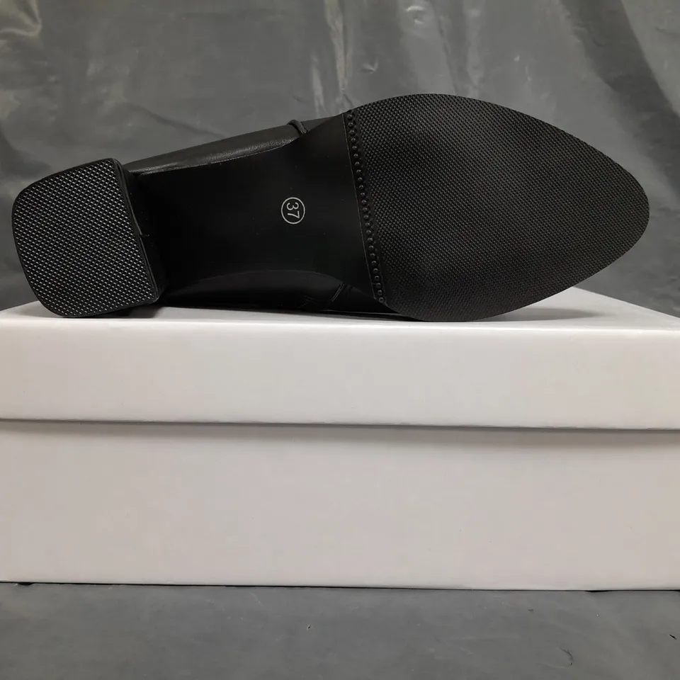 BOXED PAIR OF UNBRANDED LOW BLOCK HEEL SIDE-ZIP SHOES IN BLACK SIZE EU 37