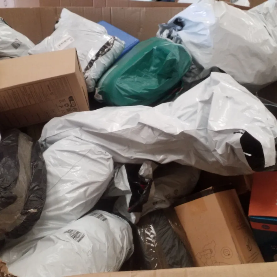 PALLET CONTAINING ASSORTED PILLOWS & CUSHIONS