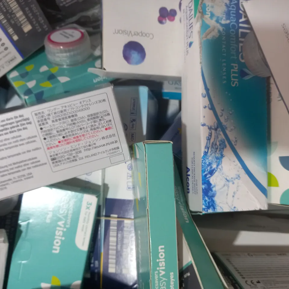 APPROXIMATELY 20 ASSORTED HOUSEHOLD ITEMS TO INCLUDE ACUVUE OASYS CONTACT LENSES, EASY VISION CONTACT LENSES, ETC