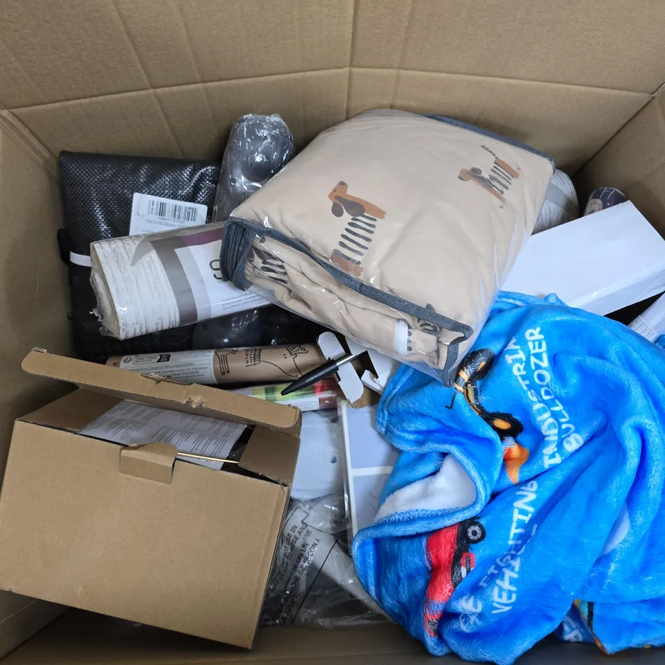 APPROXIMATELY 20 ASSORTED HOUSEHOLD PRODUCTS TO INCLUDE SMALL MOVING BAGS, SPOT ON FOAM WALLPAPER, BATH MAT, ETC - COLLECTION ONLY