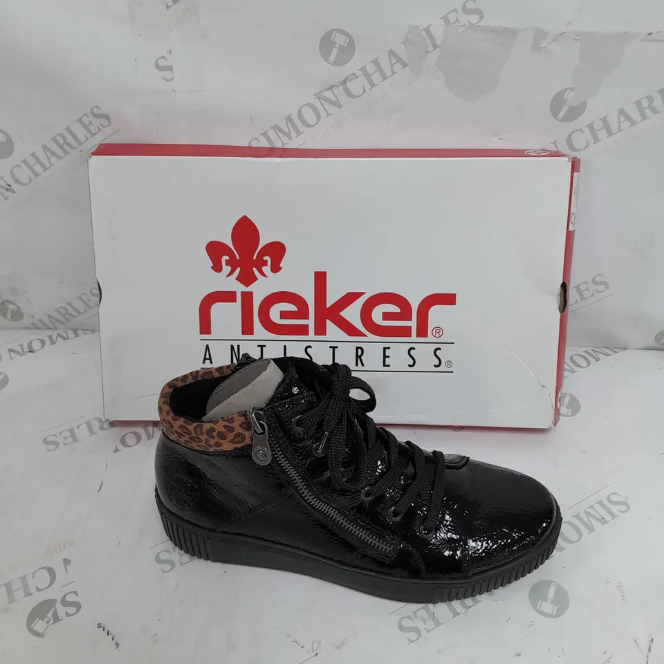 BOXED PAIR OF RIEKER HIGH TOP TRAINERS IN BLACK SIZE 6