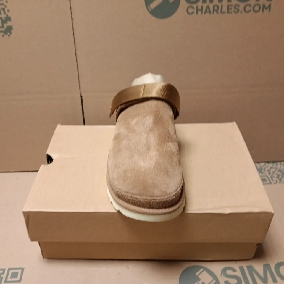 BOXED PAIR OF UGG WOMENS GOLDSTAR CLOGS IN BROWN - UK 7