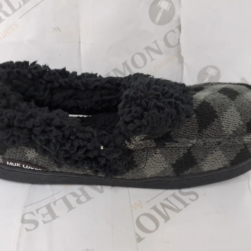 PAIR OF MUK LUKS ANAIS SLIPPERS IN BLACK/GREY CHECK - SIZE 9