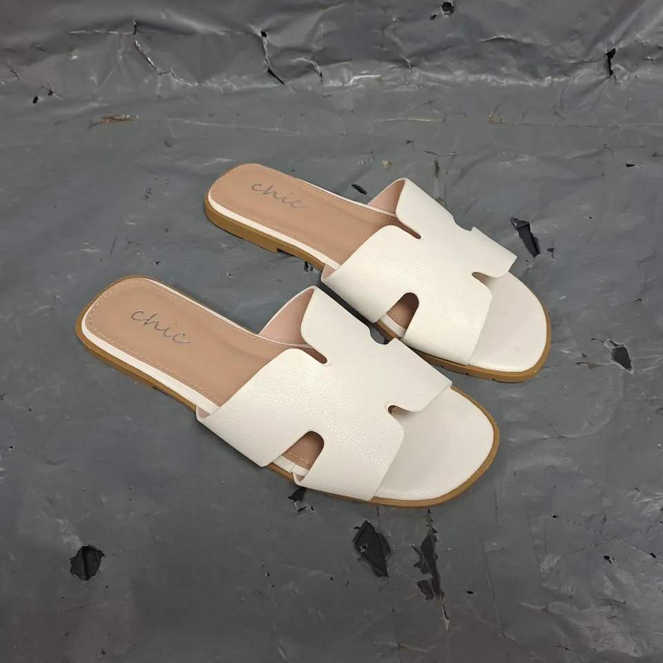 BOXED PAIR CHIC OPEN TOE FLAT SANDALS IN WHITE SIZE EU 39