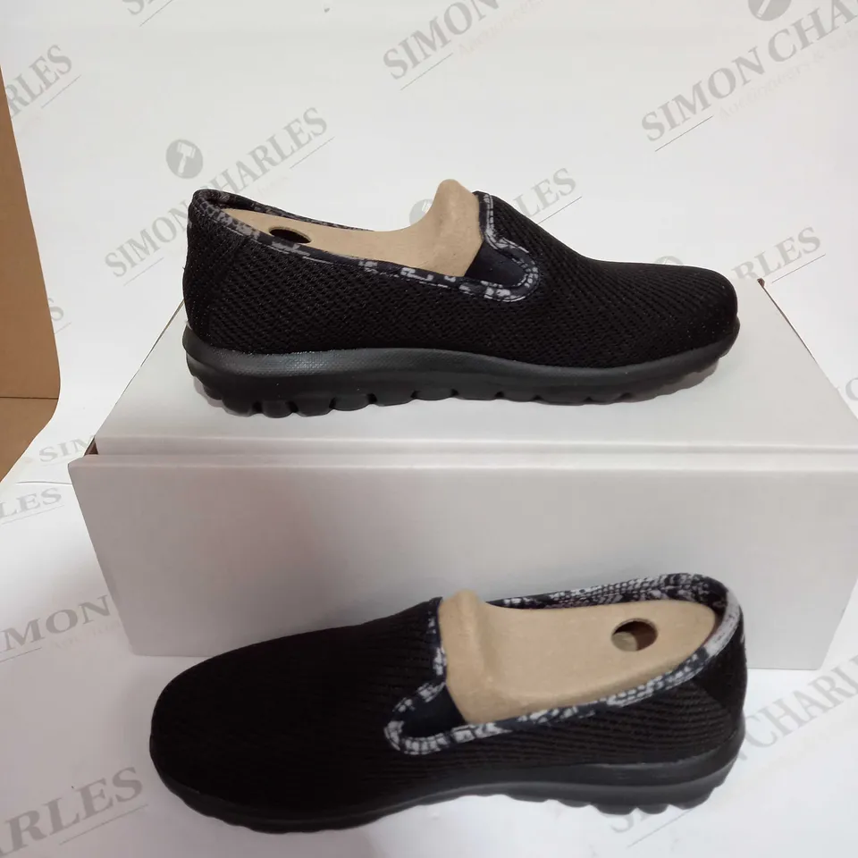 SKECHERS ORIGINAL GO WALK SLIP ON TRAINER - SIZE 4.5 UK