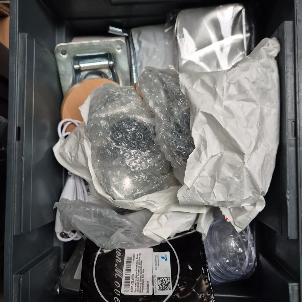 APPROXIMATELY 20 ASSORTED HOUSEHOLD PRODUCTS TO INCLUDE GORILLA GLUE, MAGNETS, GREETINGS CARDS ETC 