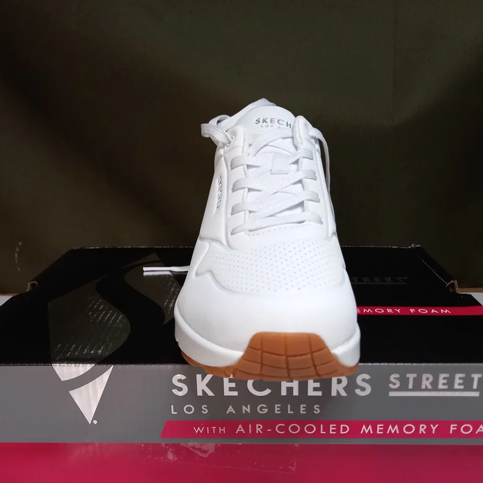 BOXED SKETCHERS UNO SOA TRAINERS IN WHITE - SIZE 6