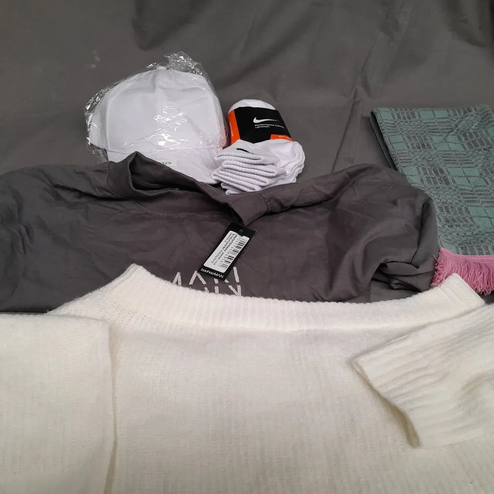 BOX OF APPROXIMATELY 25 ASSORTED CLOTHING ITEMS TO INCLUDE - SOCKS , SCARF , HAT ETC