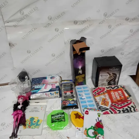 LOT OF APPROXIMATELY 8 ASSORTED ITEMS TO INCLUDE TOY CARS, POPPET TOYS AND LED LAMP