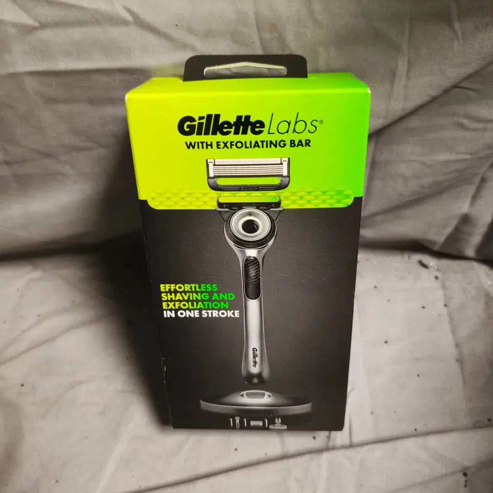 GILLETTE LABS RAZOR WITH EXFOLIATING BAR – BOXED