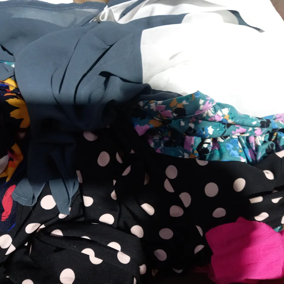 BOX OF APPROXIMATELY 10 ASSORTED CLOTHING ITEMS IN VARIOUS STYLES AND SIZES TO INCLUDE MONSOON, DANNII MINOGUE, KIM & CO, ETC
