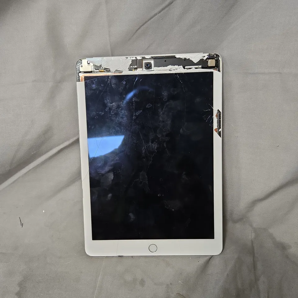 APPLE IPAD – SILVER, CRACKED SCREEN