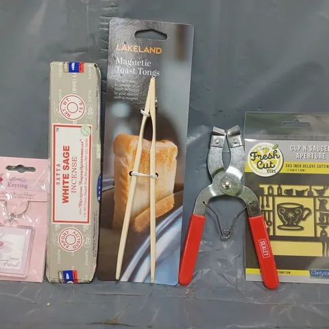 APPROXIMATELY 20 ASSORTED HOUSEHOLD ITEMS TO INCLUDE CUP N SAUCER CUTTING DIE, MAGNETIC TOAST TONGS, ETC