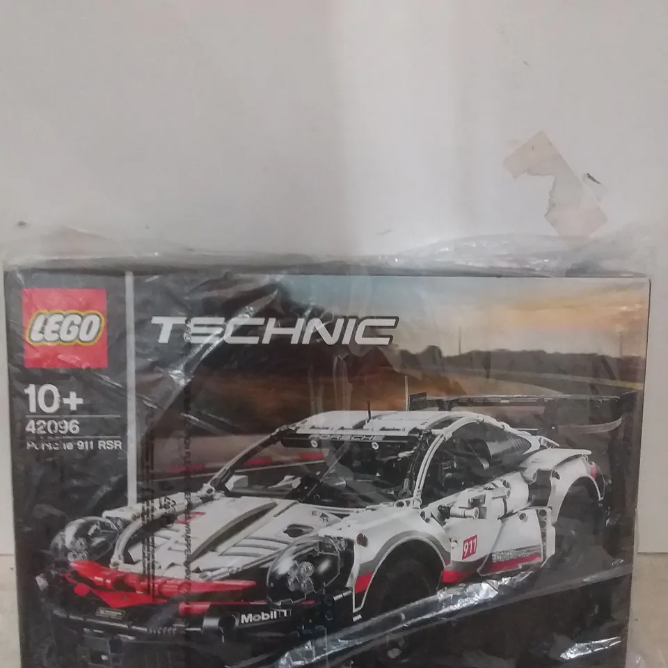 BOXED LEGO TECHNIC PORSCHE 911 RSR 
