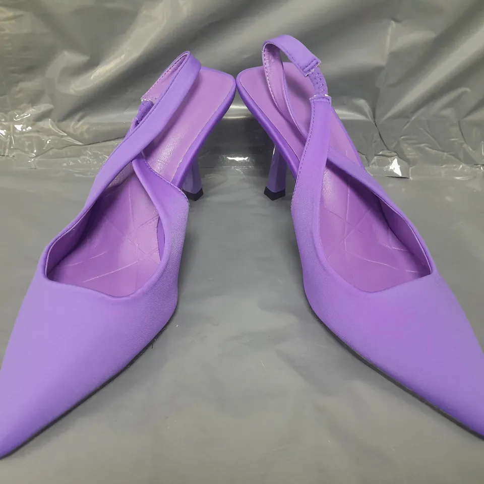 BOXED PAIR OF DESIGNER POINTED TOE HEELED SHOES IN PURPLE EU SIZE 40