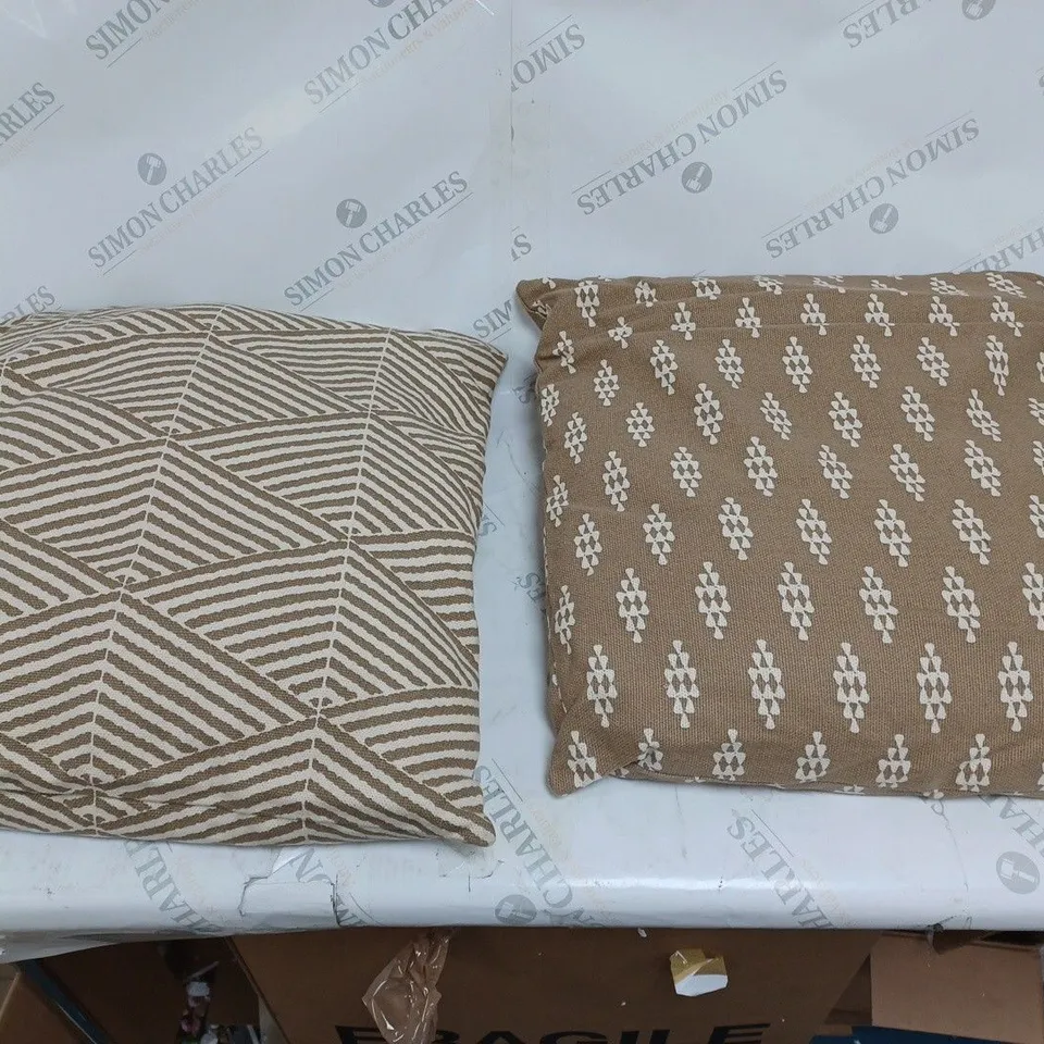 LOT OF 10 CUSHIONS IN VARIED COLOURS AND PATTERNS TO INCLUDE BLUE, STARRED, AND BLACK AND WHITE ETC. 