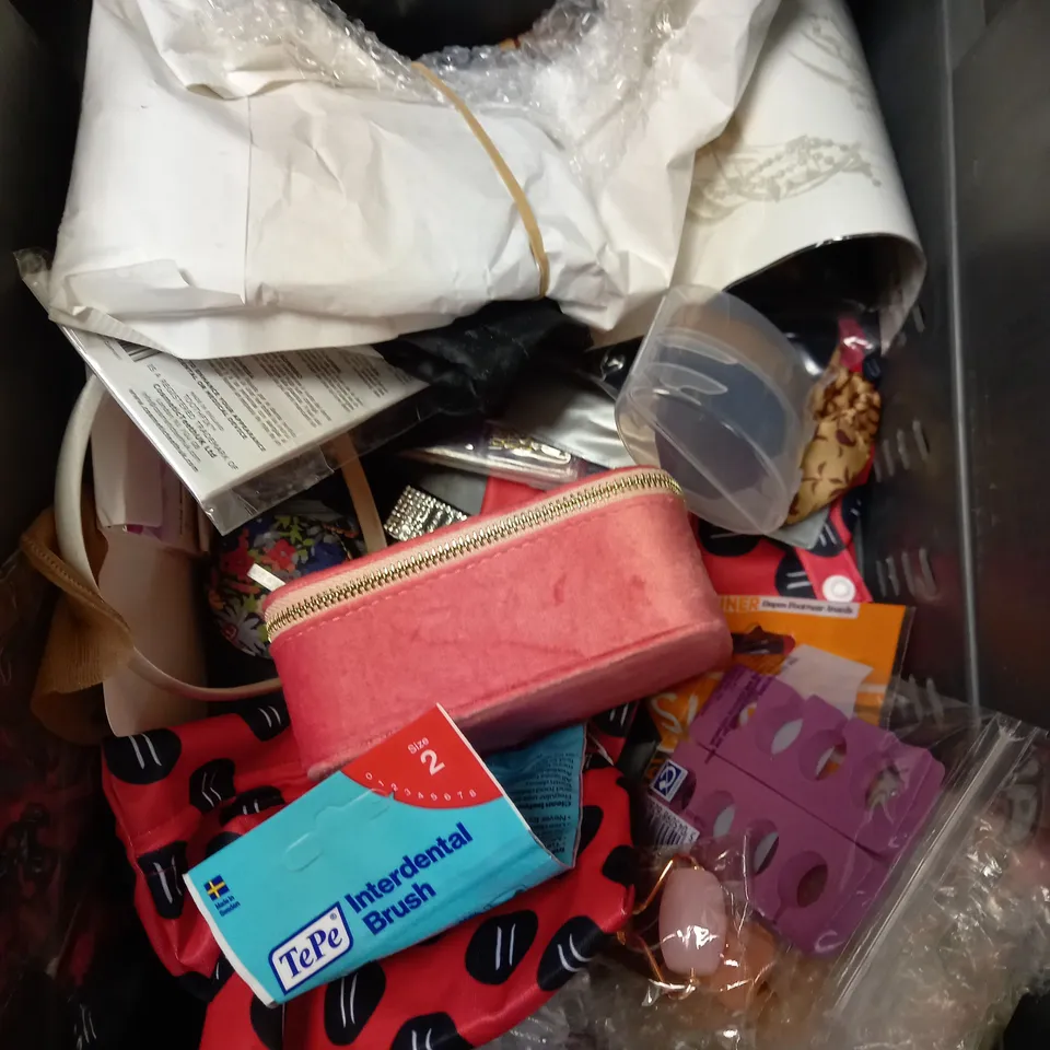 BOX OF APPROXIMATELY 20 ASSORTED HEALTH AND BEAUTY PRODUCTS TO INCLUDE BREATHE RIGHT STRIPS, VENUS RAZOR, DENMAN BRUSH ETC 