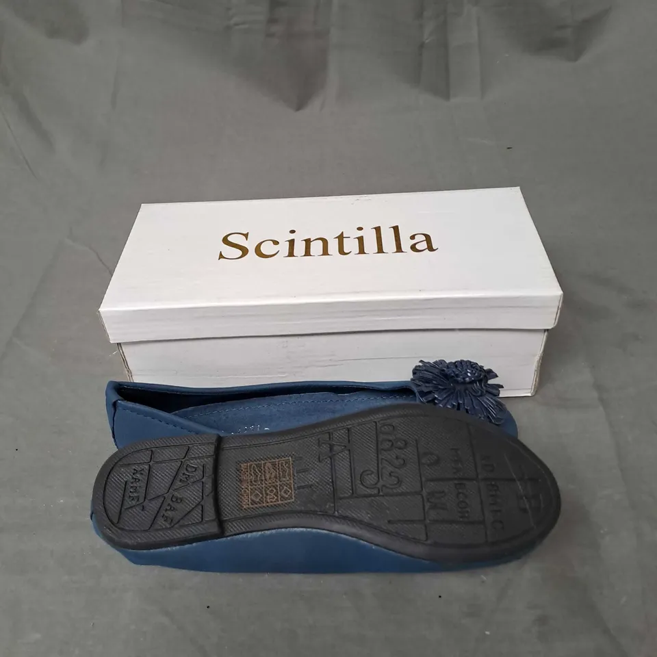 BOX OF APPROXIMATELY 20 PAIRS OF HEEL PUMPS IN NAVY - VARIOUS SIZES