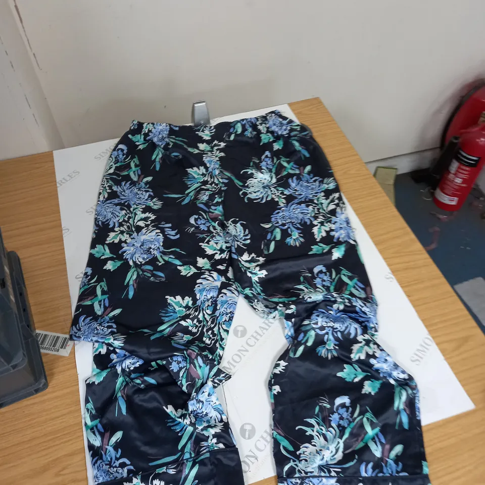 BOX OF ASSORTED CLOTHING ITEMS TO INCLUDE TRACKPANTS, JUMPERS, TOPS ETC