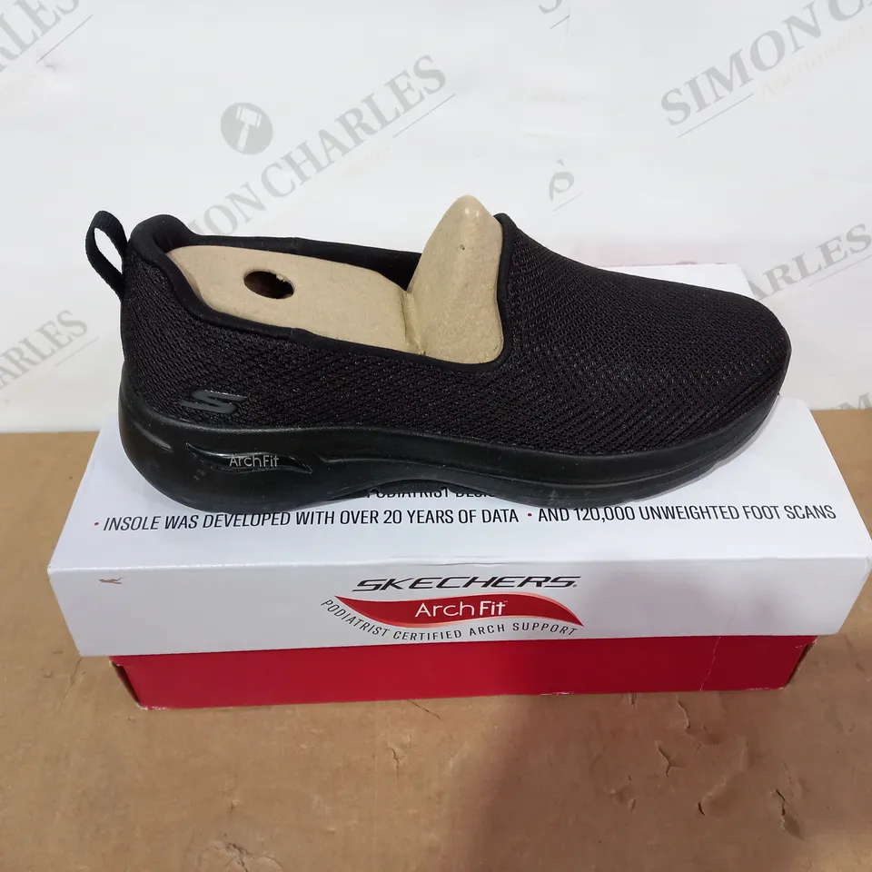 BOXED PAIR OF SKECHERS - SIZE 4.5