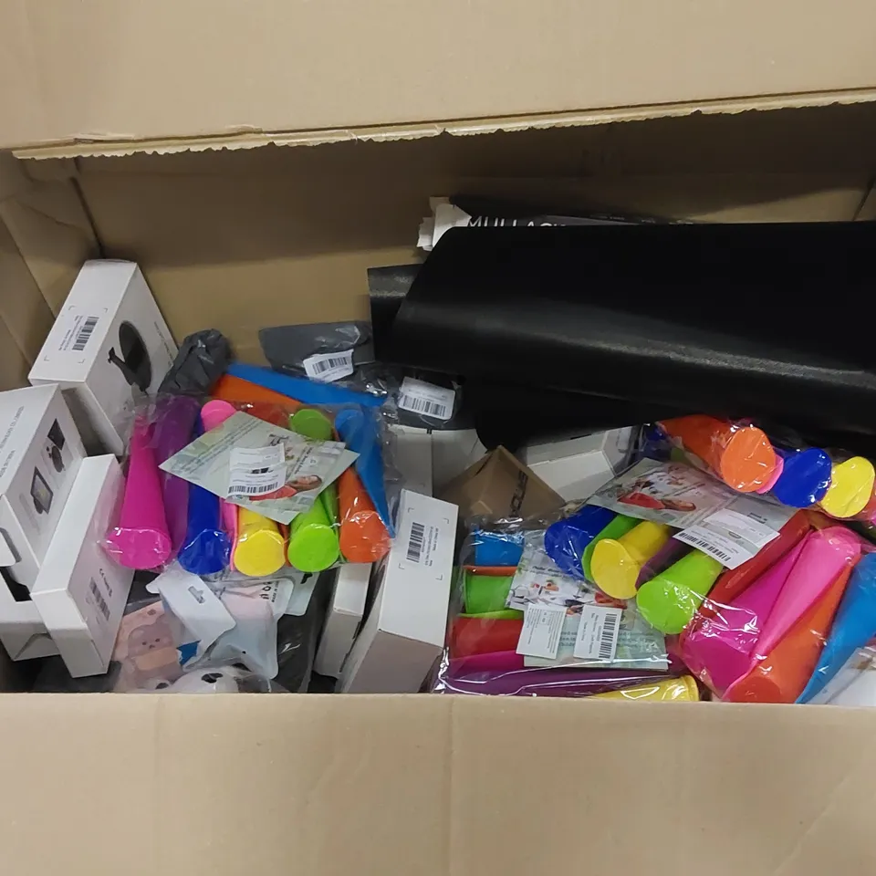 PALLET CONTAINING A LARGE QUANTITY OF HOUSEHOLD PRODUCTS. INCLUDING WIG, BAGS, HAT, ICE CUBE TRAYS ETC 